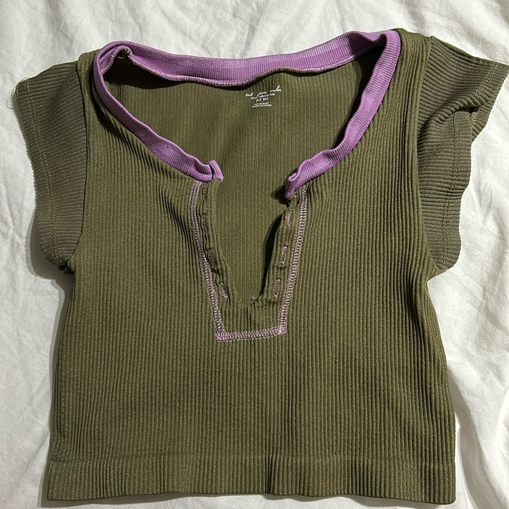Urban outfitters, go for gold tee, XS/S, worn once, great condition!